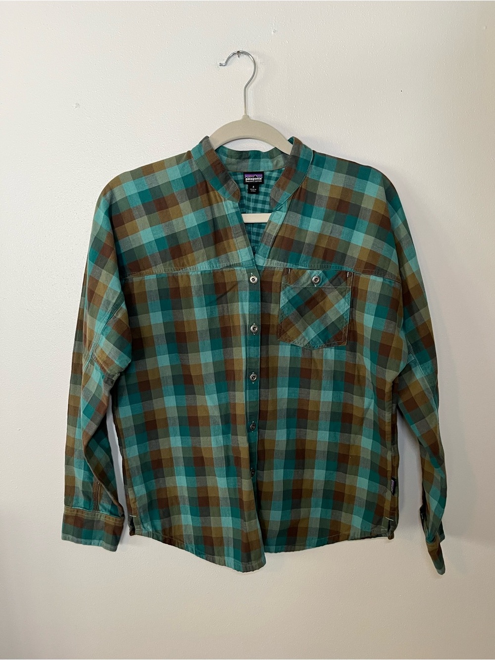 Patagonia Plaid Button-Up Shirt in Teal and Brown. Size 4